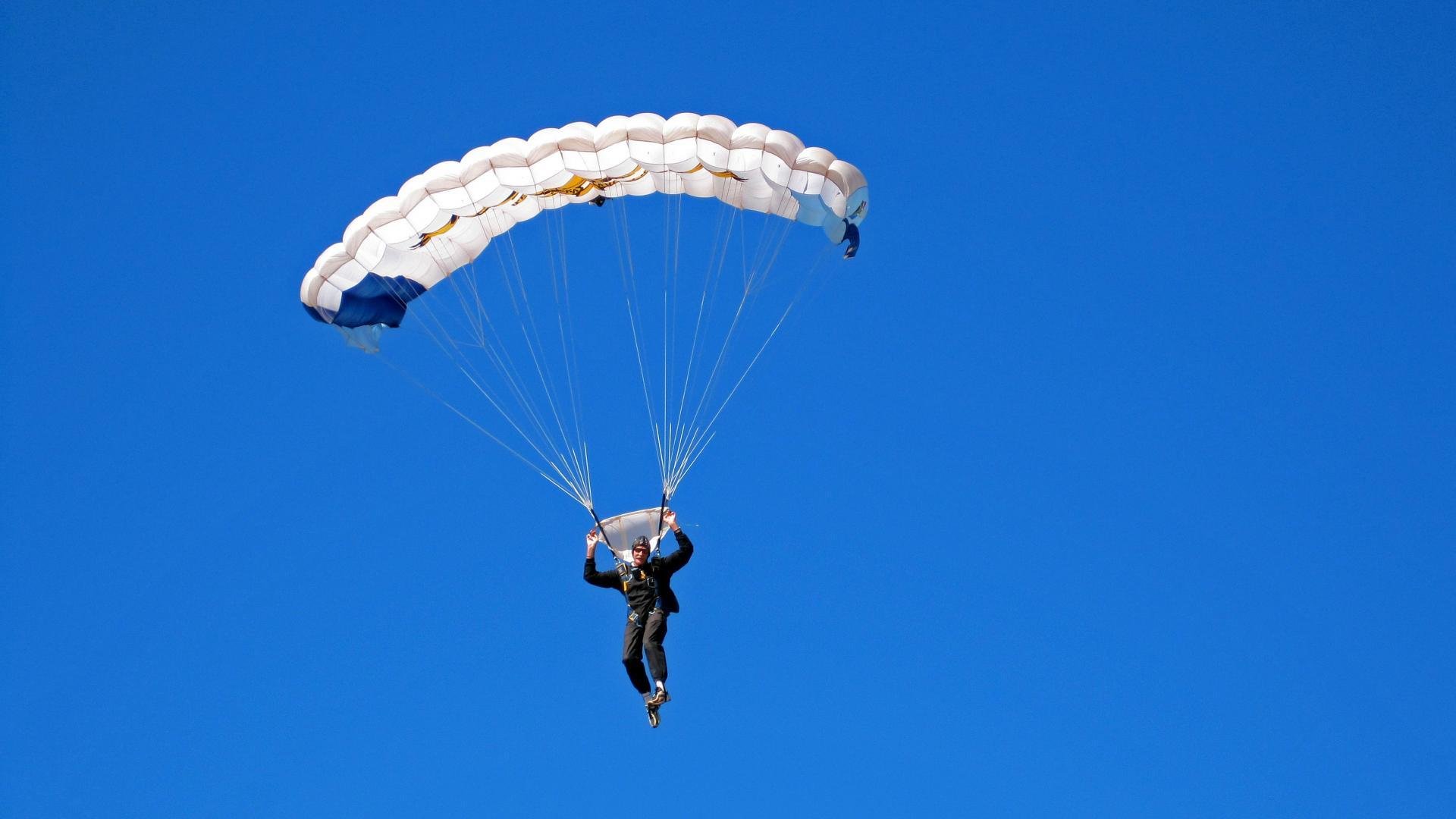 电竞赛场焦点！比利时队对阵巴西队，激战正酣，豪门对决再度上演