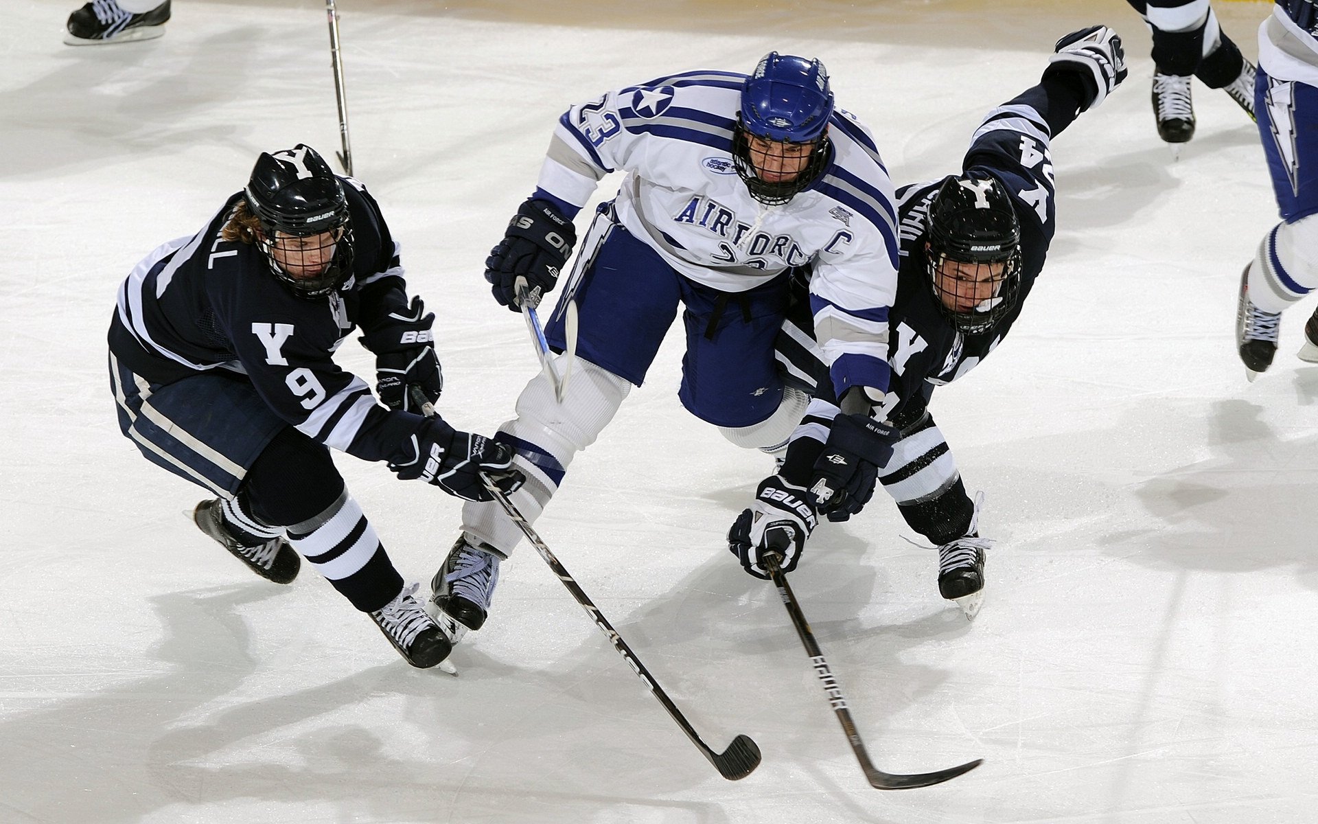 欧联杯八强战激情夜!布鲁诺·费尔南德斯里突外投,菲尼克斯太阳鏖战莱比锡